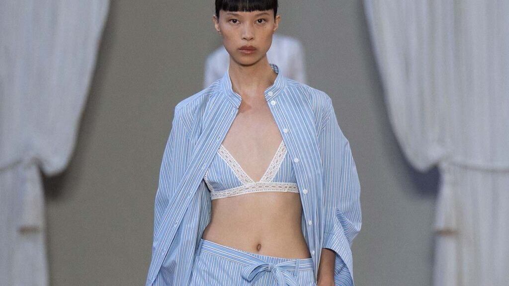 Blauwwitte strepen, modetrend voor zomer 2024. Photo courtesy of Alberta Ferretti