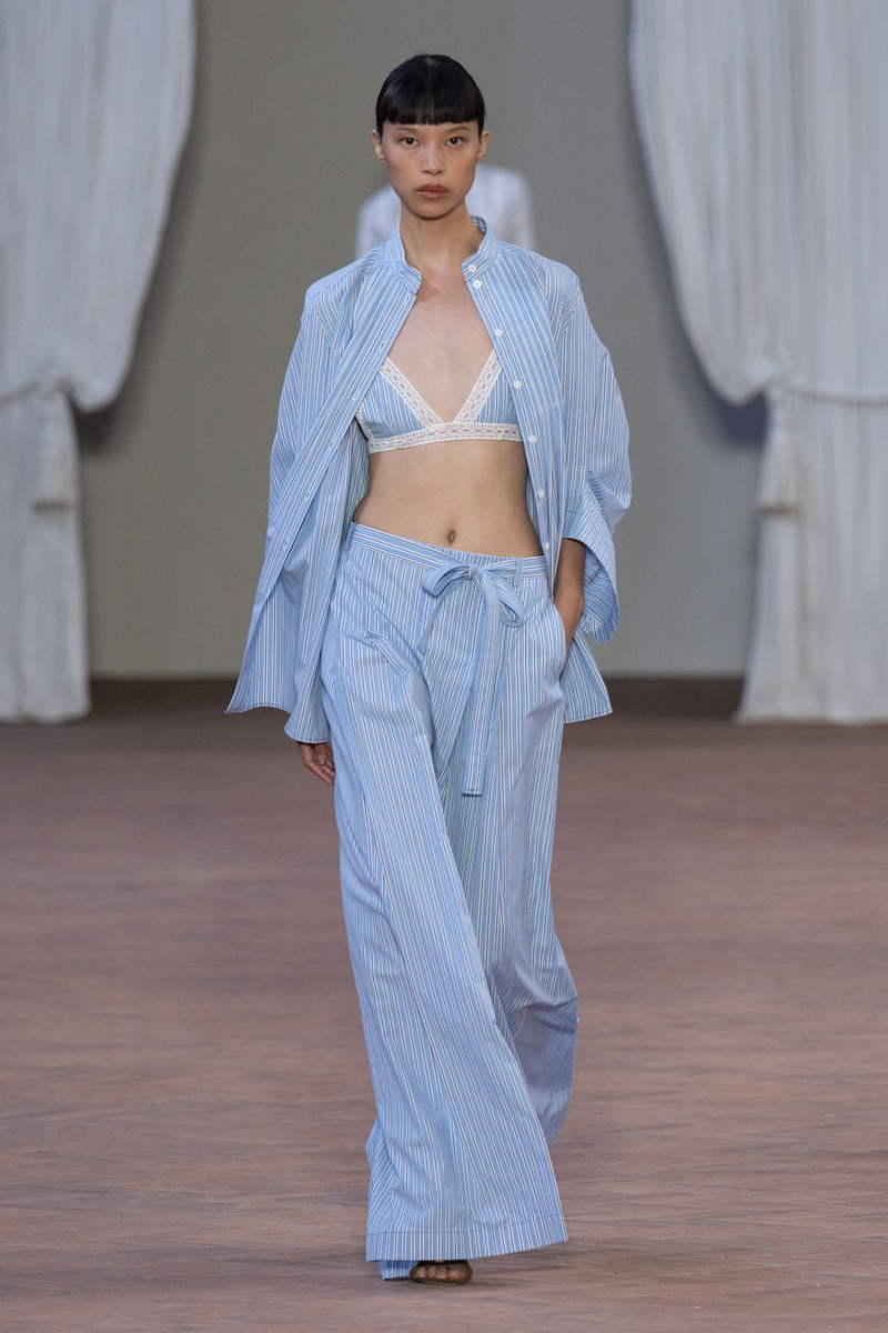 Blauwwitte strepen, modetrend voor zomer 2024. Photo courtesy of Alberta Ferretti