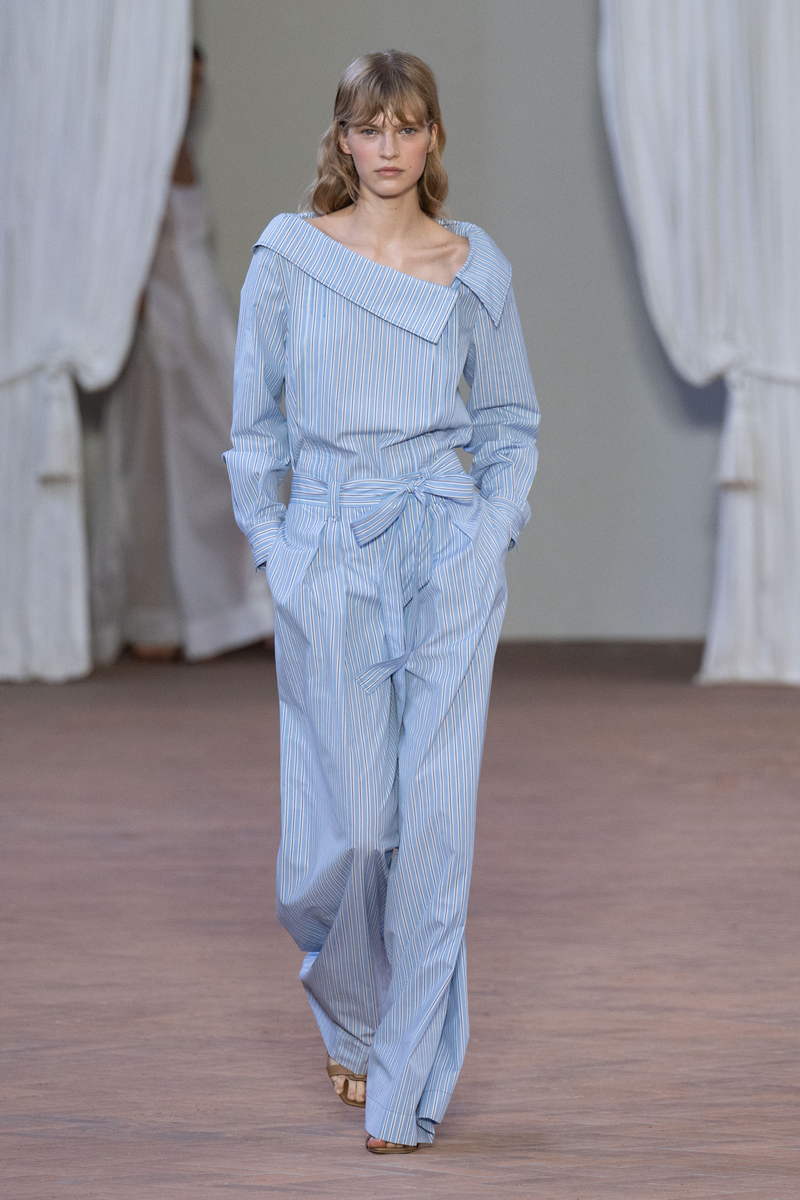 Blauwwitte strepen, modetrend voor zomer 2024. Photo courtesy of Alberta Ferretti